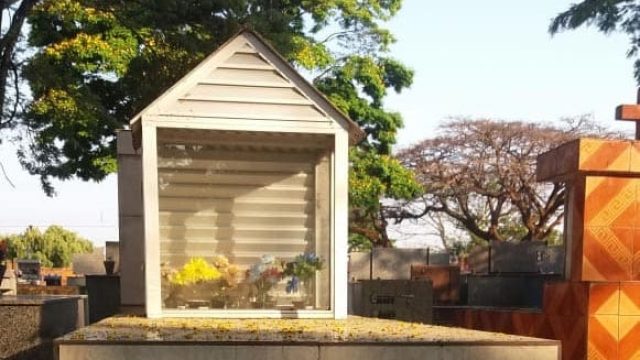 Ladrão furta capela de cima de sepultura