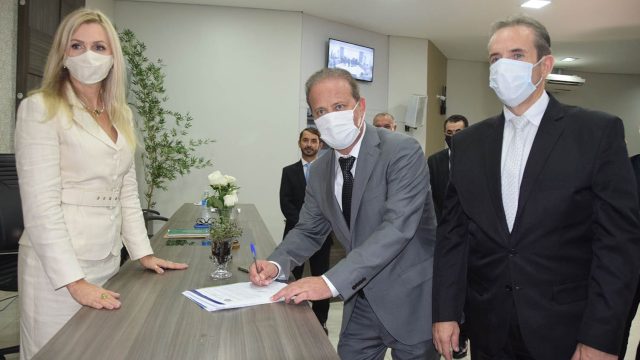 Carlos Gil Prefeito Prefeito Carlos Gil toma posse em Ivaiporã e anuncia novos investimentos