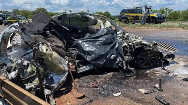 Carro-ficou-completamente-destruido-apos-a-colisao-00725217-0-202301281659-ScaleDownProportional O carro tinha placas do Paraguai. Já a carreta, da Argentina