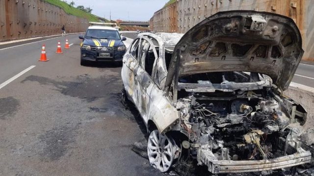 Após duplo homicídio em Sarandi, suspeitos incendeiam carro na fuga