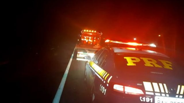 Carros batem de frente na BR-373, e três pessoas ficam gravemente feridas