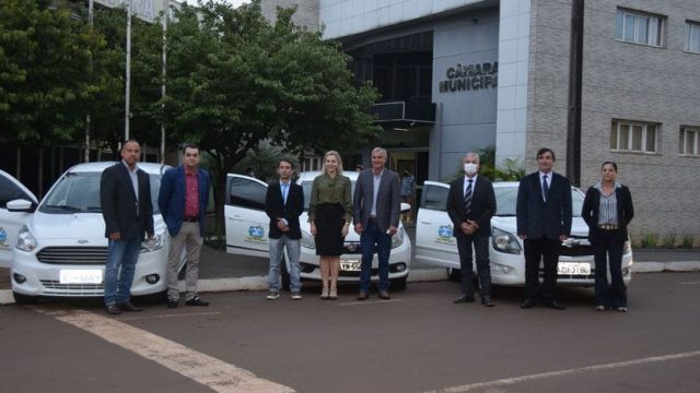 Carros oficiais da Câmara de Vereadores de Ivaiporã recebem adesivos de identificação