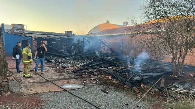 Casa foi totalmente consumida pelas chamas/Foto: TN Online