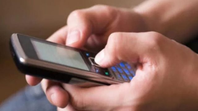 Imagem ilustrativa mostra mão segurando celular