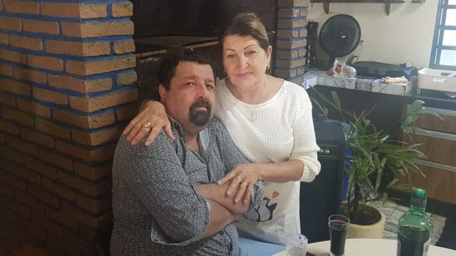 Claudio Augusto de Oliveira, 51 anos, ao lado da mãe Lilian