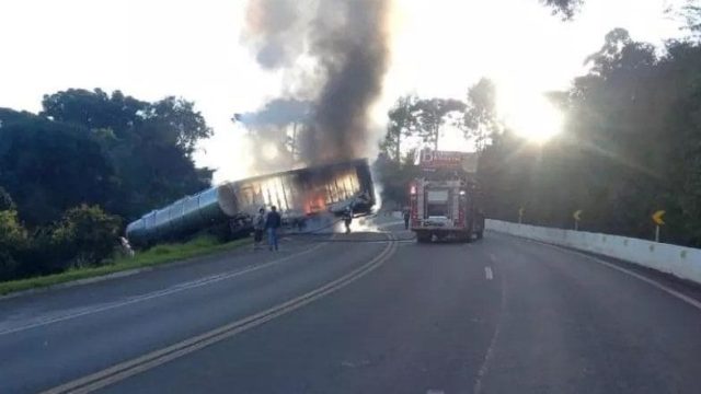 Colisão entre caminhões em Cantagalo Acidente ocorreu em Cantagalo na região central do Paraná / Foto: PRF