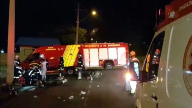 Colisão entre motos deixa três feridos em marginal da PR-467