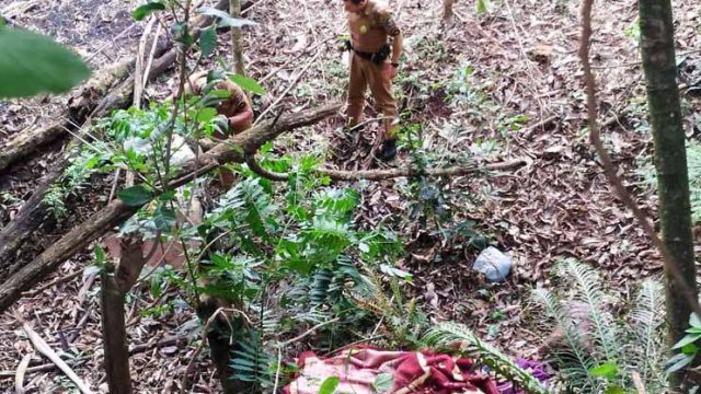 Crianças encontram corpo enrolado em cobertor