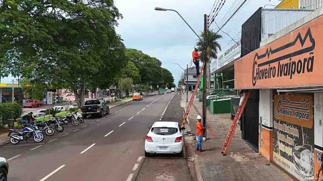 Trabalhadores realizam retirada de cabos de internet inutilizados em postes de Ivaiporã