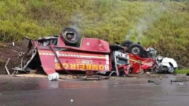 Dois bombeiros e três pessoas que estavam no carro morreram / Foto: Redes Sociais