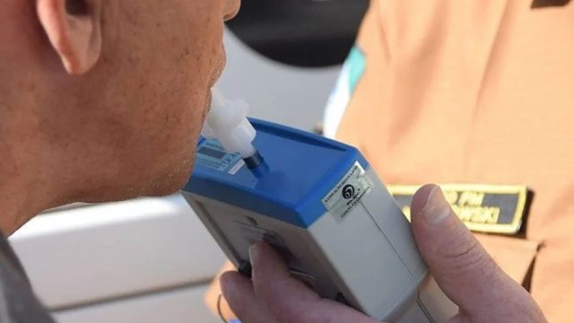 Embriaguez-ao-volante Motorista fez o teste do bafômetro que deu positivo