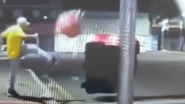 Enfeite foi destruído por jovens / Foto: Reprodução