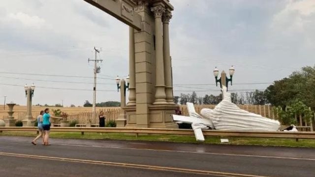 Estátua de 4 metros caiu às margens de rodovia