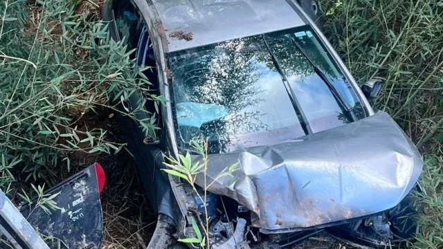 Jovem ficou presa dentro do carro por mais de duas horas/Foto: Reprodução