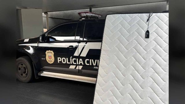 Viatura da Polícia Civil e colchão magnetico na delegacia