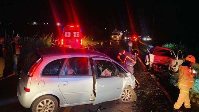 Grave-acidente-envolveu-um-Meriva-e-um-Uno- Equipes de socorro atenderam o acidente nesta quinta-feira / Foto: TN Online