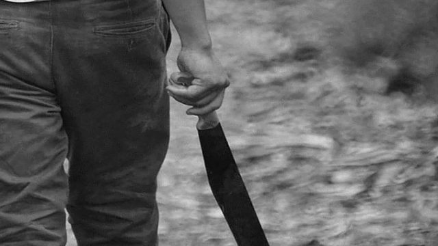 Imagem de homem segurando um facão ilustra o artifo de homem que ameaça filhi