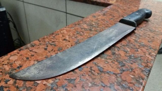 Homem armado com facão Homem armado com facão