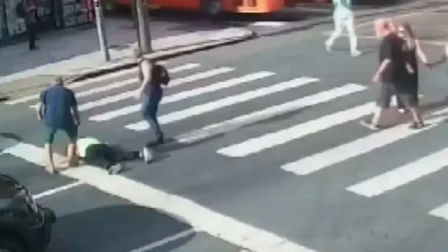 Homem-foi-socorrido-por-varias-pessoas-e-encaminhada Homem foi socorrido por várias pessoas e encaminhado ao hospital / Foto: Reprodução