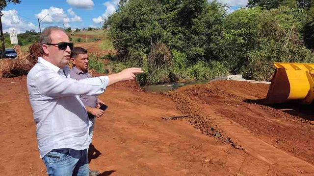 IMG_20240326_143647 Carlos Gil vistoria obras da Rua Três Marias e da ponte sobre o Rio Pindaúva / Foto: Ivan Maldonado