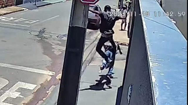 Idoso foi morto com voadora nas costas Réu teria ficado com ciúmes após a vítima oferecer uma banana para sua ex-namorada / Foto: Redes Sociais