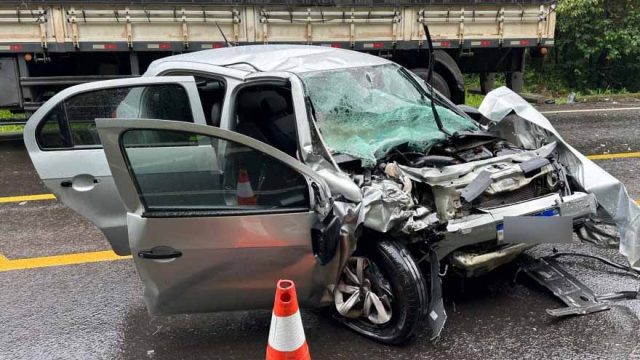 O motorista do Gol não resistiu aos ferimentos / Foto: PRF
