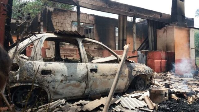 Os Bombeiros foram acionados para controlar o fogo, mas quando chegaram o carro e casa já estavam totalmente destruídos. Foto: Blog do Berimbau
