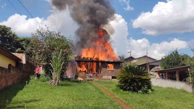 Incêndio O incêndio foi na tarde deste sábado / Foto: Canal HP