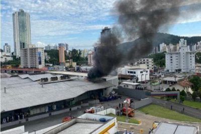 Incêndio supermercado em Blumenau Incêndio atinge supermercado na manhã desta segunda-feira