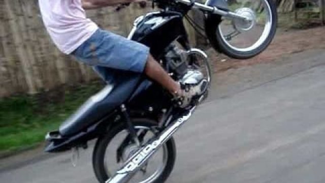 moto empinando
