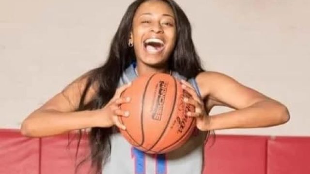 Jermani prestava serviço para a empresa GAT Airline Ground Support no aeroporto e chegou a ser levada para o hospital / Foto: Reprodução/Facebook