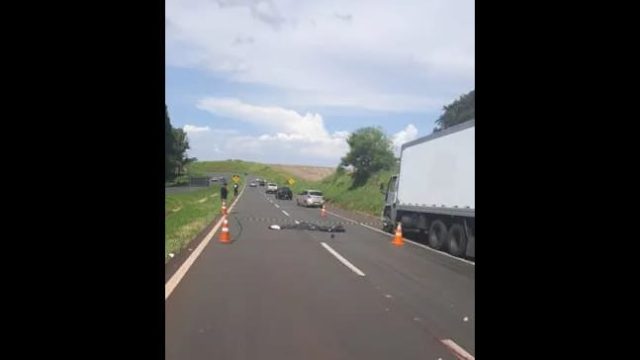 Motociclista foi atingido por uma carreta
