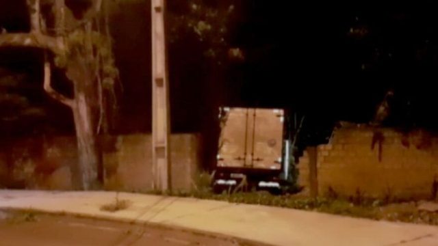 Motorista perde controle, atinge muro e invade terreno com caminhão