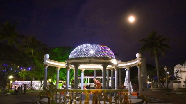 Decoração de Natal com muitas luzes e cores em Lunardelli