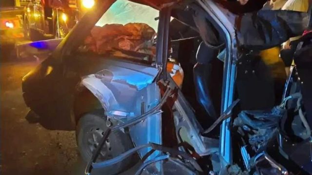 As vítima estavam num Corcel que ficou totalmente destruído / Foto: PRE