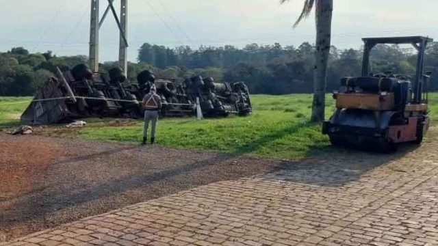 O-acidente-aconteceu-entre-dois-caminhoes- mãe morre