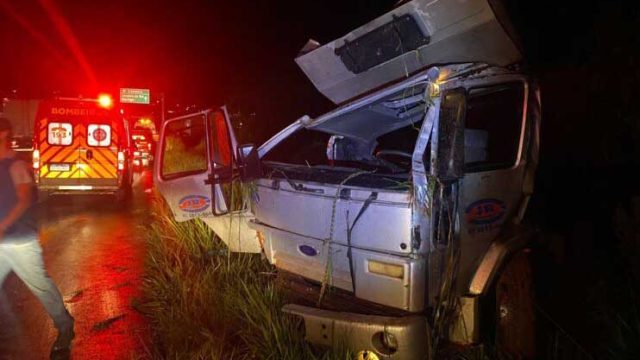 O-acidente-aconteceu-por-volta-das-20h10-desta-seg-00729942-1-202302132119-md Motorista teve ferimentos graves no tórax / Foto: TN Online