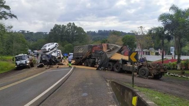 O-acidente-bloqueou-a-BR-277-no-inicio-da-tarde-deste-sabado cantagalo