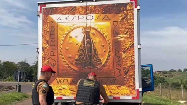 O caminhão foi abordado pela  PRF em Apucarana / Foto: PRF