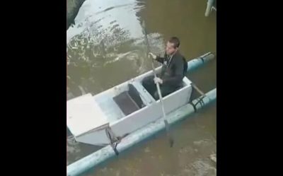 O homem improvisou um novo caiaque amarrando boias à geladeira / Foto: Reprodução