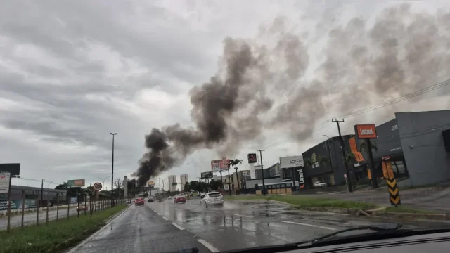 O incêndio foi registrado próximo ao parque de exposições - Foto: Reprodução