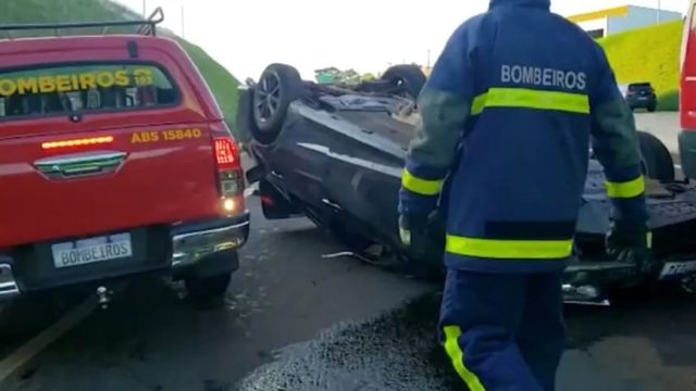 O-motorista-de-23-anos-teria-perdido-o-controle-e-capotou O motorista, de 23 anos, teria perdido o controle da direção em uma curva quando capotou / Foto: CGN