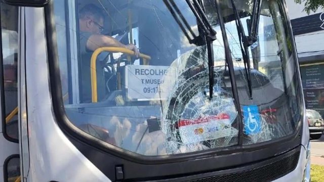 Câmera de segurança registrou atropelamento de pedestre por ônibus em Curitiba