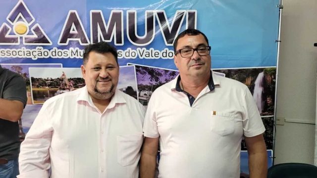 Pedro Taborda prefeito de Rio Branco do Ivaí ao lado do prefeito de Godoy Moreira Primis de Oliveira durante reunião da Amuvi
