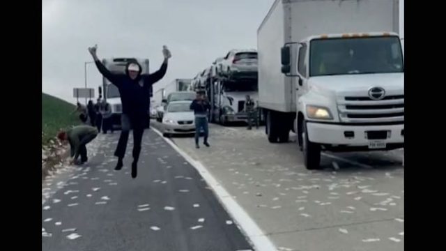 Porta de Carro Forte se Abre 1