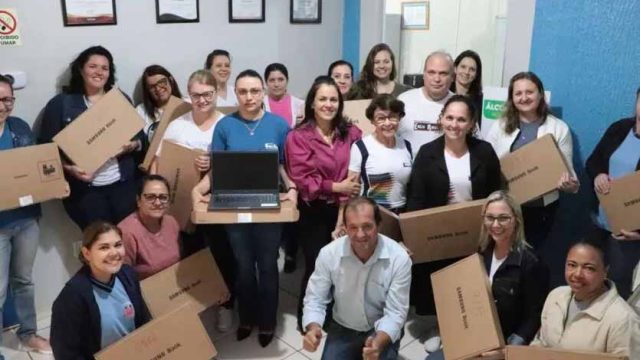 Prefeito Furlan participou da entrega dos notebooks