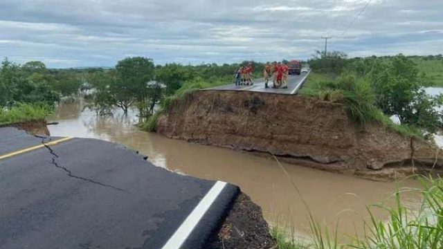 Quatro-pessoas-foram-socorridas Quatro pessoas foram socorridas e encaminhadas para um hospital. Uma pessoa morreu / Foto: BPRv