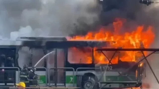 Restos-de-combustiveis-se-espalharam-sobre-um-onibus Restos-de-combustiveis-se-espalharam-sobre-um-onibus