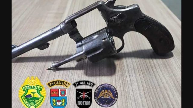 Revolver-foi-apreendido-com-um-dos-suspeito Revólver foi apreendido dom um dos autores / Foto: PMPR