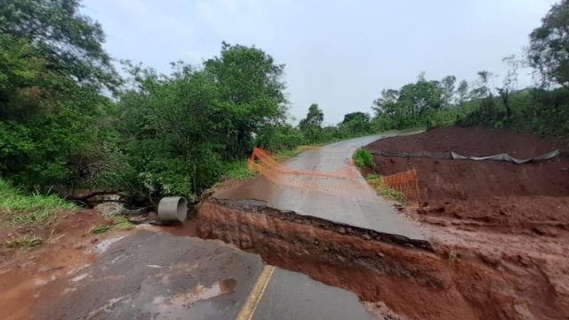 Chuva abre buraco e interditada rodovia de Godoy Moreira